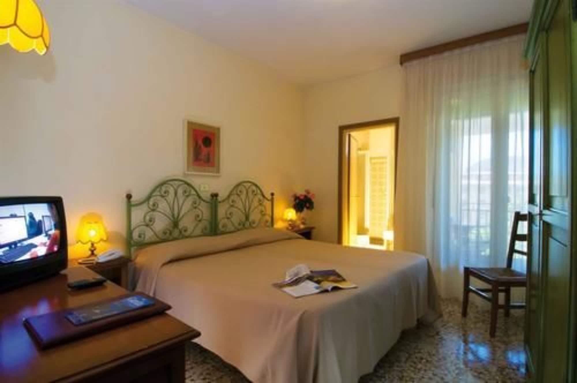 Hotel Bisesti ***S Garda  Esterno foto
