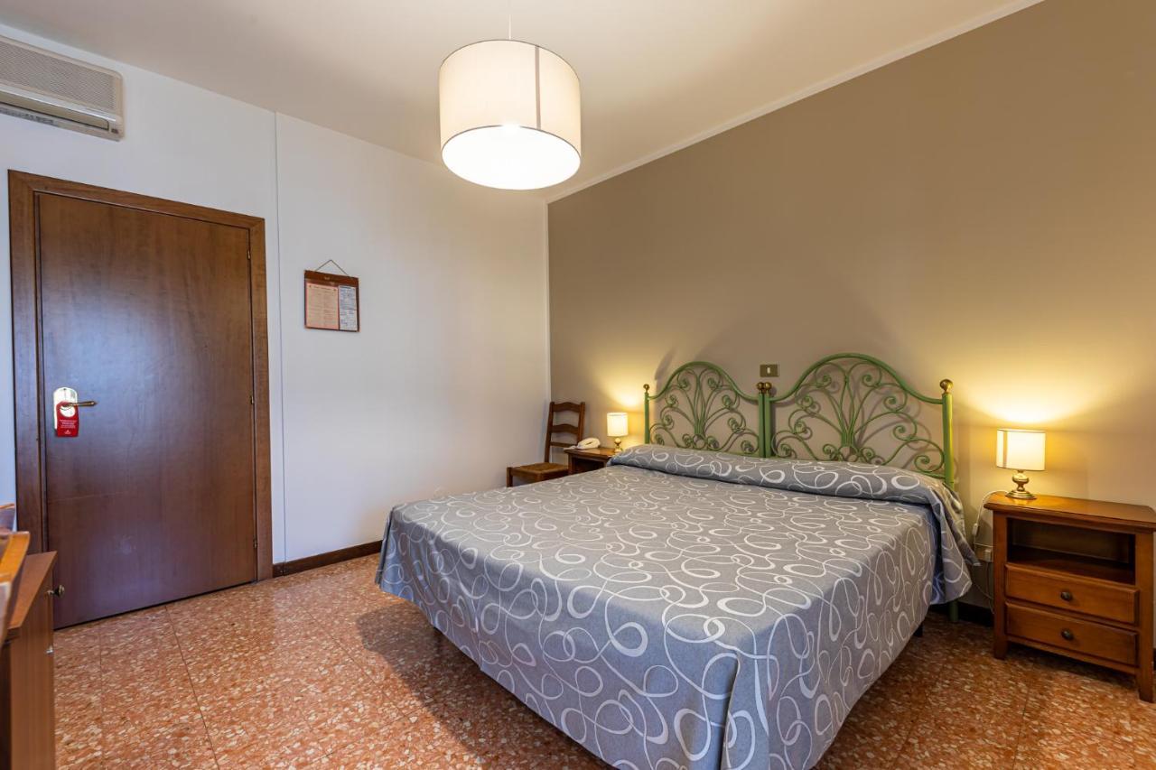 Hotel Bisesti ***S Garda  Esterno foto